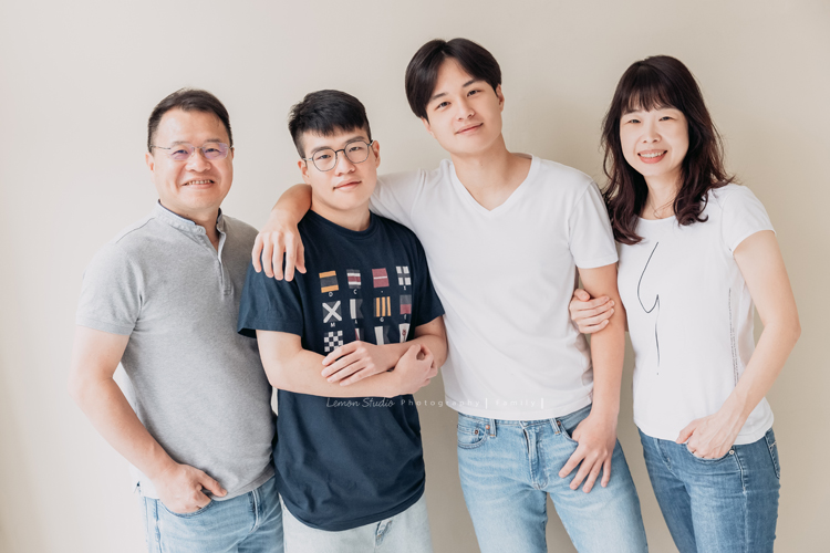 薇君媽麻一家的全家福，成年的兒子們都好帥氣啊，家裡的狗寶貝們也是可愛的家族成員，這張是一家四口休閒風的全家福！