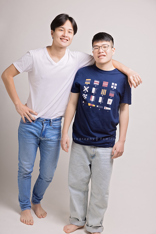 薇君媽麻一家的全家福，成年的兒子們都好帥氣啊，家裡的狗寶貝們也是可愛的家族成員，這張是兩個帥氣的兒子們輕鬆的合照！