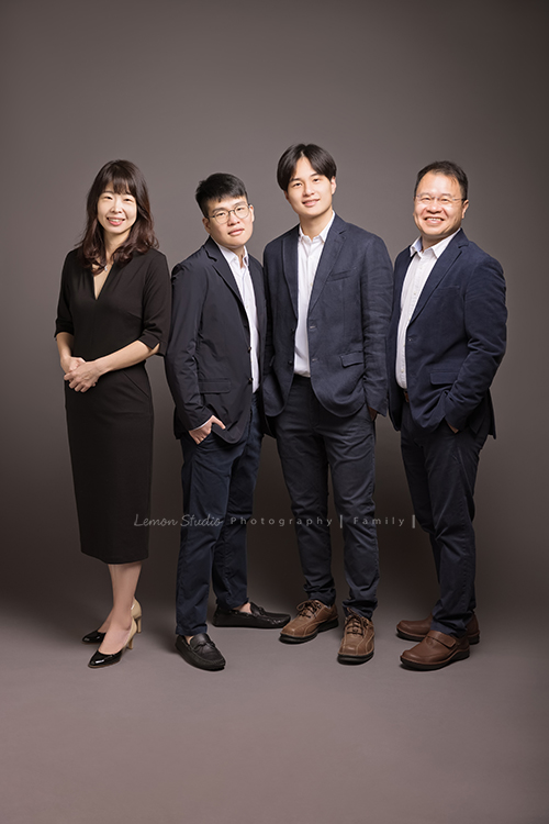 薇君媽麻一家的全家福，成年的兒子們都好帥氣啊，家裡的狗寶貝們也是可愛的家族成員，這張是一家四口美麗的全家福！