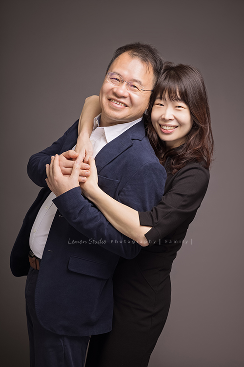 薇君媽麻一家的全家福，成年的兒子們都好帥氣啊，家裡的狗寶貝們也是可愛的家族成員，這張是薇君媽麻和先生很棒的兩人合照！兩人感情很好啊！