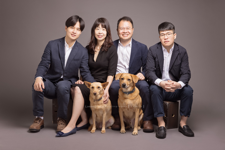 薇君媽麻一家的全家福，成年的兒子們都好帥氣啊，家裡的狗寶貝們也是可愛的家族成員，這張是一家四口和兩個狗寶貝們的全家福！