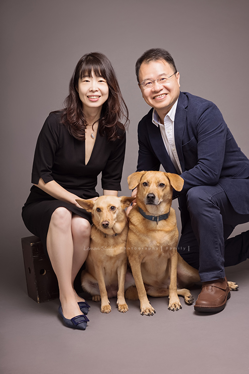 薇君媽麻一家的全家福，成年的兒子們都好帥氣啊，家裡的狗寶貝們也是可愛的家族成員，這張是薇君媽麻和先生及可愛的狗寶貝們！