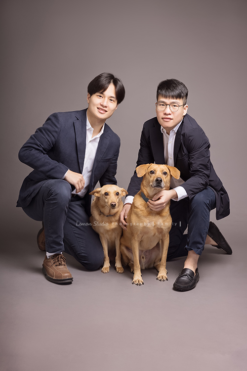 薇君媽麻一家的全家福，成年的兒子們都好帥氣啊，家裡的狗寶貝們也是可愛的家族成員，這張是帥氣的兒子們和狗寶貝們的合照！