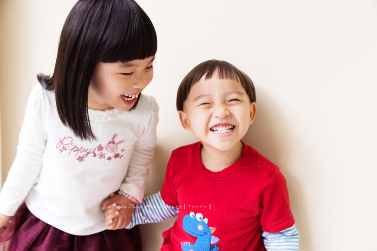 銘峰爸拔一家第三次來拍照,每次看到孩子們可愛的臉龐,開心的彼此互動及燦爛的微笑,自然地流露情感,就覺得每一張相片都好寶貴啊!這張是姊姊及弟弟開心的互動,兩人笑得好真誠好美啊!