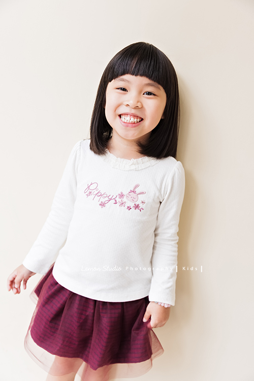 銘峰爸拔一家第三次來拍照,每次看到孩子們可愛的臉龐,開心的彼此互動及燦爛的微笑,自然地流露情感,就覺得每一張相片都好寶貴啊!這張是姊姊對著鏡頭笑的好可愛的樣子!