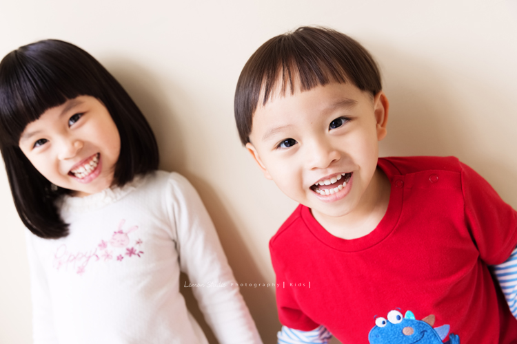 銘峰爸拔一家第三次來拍照,每次看到孩子們可愛的臉龐,開心的彼此互動及燦爛的微笑,自然地流露情感,就覺得每一張相片都好寶貴啊!這張是姐弟倆的合照,弟弟的表情好可愛啊!