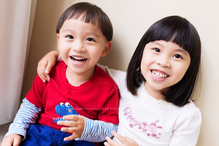 銘峰爸拔一家第三次來拍照,每次看到孩子們可愛的臉龐,開心的彼此互動及燦爛的微笑,自然地流露情感,就覺得每一張相片都好寶貴啊!這張是姐弟倆可愛的合照!
