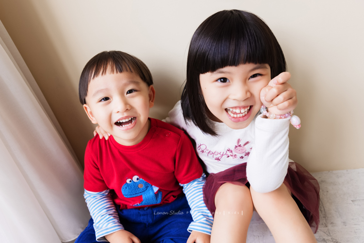 銘峰爸拔一家第三次來拍照,每次看到孩子們可愛的臉龐,開心的彼此互動及燦爛的微笑,自然地流露情感,就覺得每一張相片都好寶貴啊!這張是姊姊及弟弟的可愛相片!