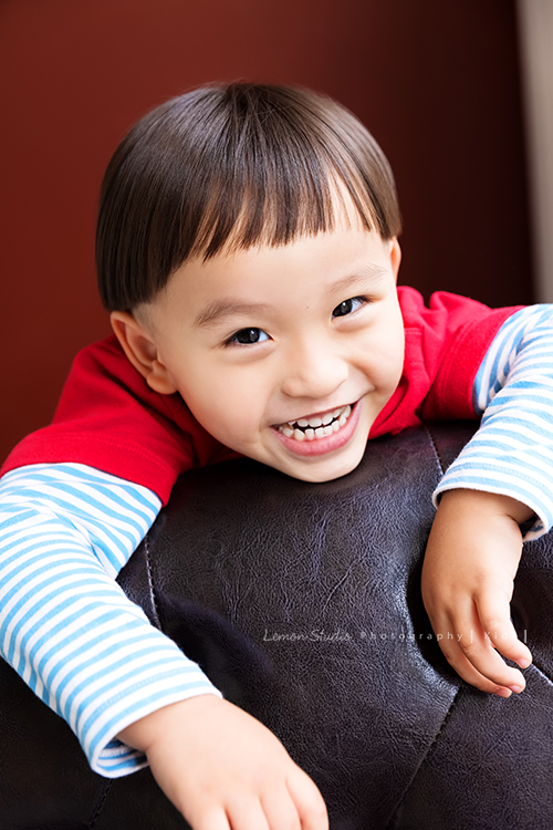 銘峰爸拔一家第三次來拍照,每次看到孩子們可愛的臉龐,開心的彼此互動及燦爛的微笑,自然地流露情感,就覺得每一張相片都好寶貴啊!這張是弟弟笑得好燦爛的獨照,太可愛了!