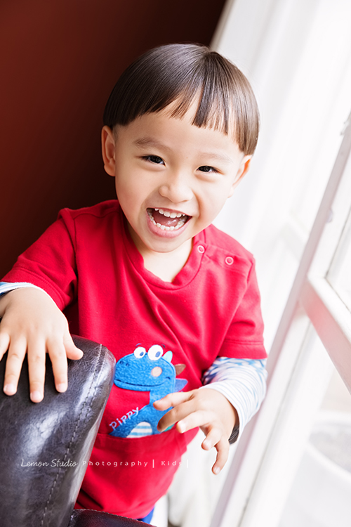 銘峰爸拔一家第三次來拍照,每次看到孩子們可愛的臉龐,開心的彼此互動及燦爛的微笑,自然地流露情感,就覺得每一張相片都好寶貴啊!這張是弟弟跟黎爸玩笑得很開心的獨照!