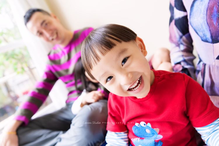 銘峰爸拔一家第三次來拍照,每次看到孩子們可愛的臉龐,開心的彼此互動及燦爛的微笑,自然地流露情感,就覺得每一張相片都好寶貴啊!這張是弟弟開心地對著鏡頭微笑!