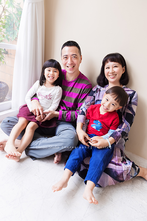 銘峰爸拔一家第三次來拍照,每次看到孩子們可愛的臉龐,開心的彼此互動及燦爛的微笑,自然地流露情感,就覺得每一張相片都好寶貴啊!這張是一家人很自然的一張全家福!
