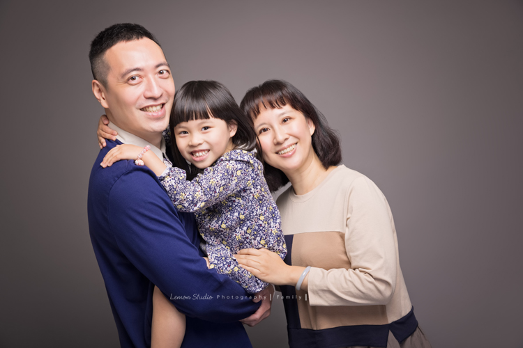 銘峰爸拔一家第三次來拍照,每次看到孩子們可愛的臉龐,開心的彼此互動及燦爛的微笑,自然地流露情感,就覺得每一張相片都好寶貴啊!這張是爸拔媽麻抱著姊姊的合照!