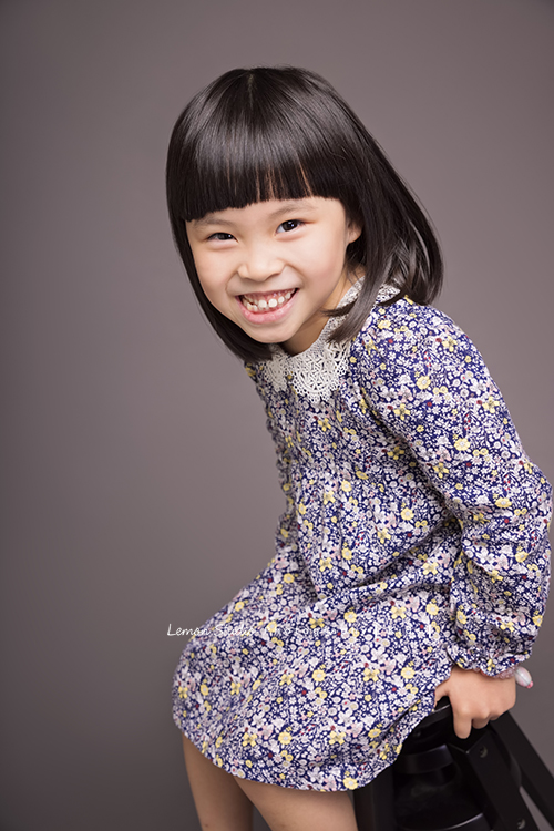 銘峰爸拔一家第三次來拍照,每次看到孩子們可愛的臉龐,開心的彼此互動及燦爛的微笑,自然地流露情感,就覺得每一張相片都好寶貴啊!這張是姊姊俏皮的個人照!
