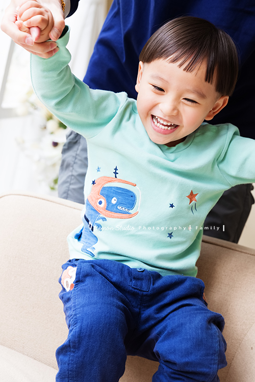 銘峰爸拔一家第三次來拍照,每次看到孩子們可愛的臉龐,開心的彼此互動及燦爛的微笑,自然地流露情感,就覺得每一張相片都好寶貴啊!這張是弟弟玩耍地很開心的樣子!