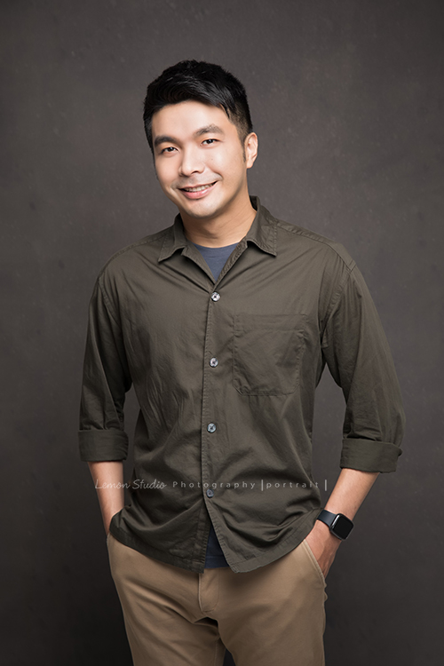 帥氣的英文老師馬修老師來拍形象照,拍起來很帥啊!