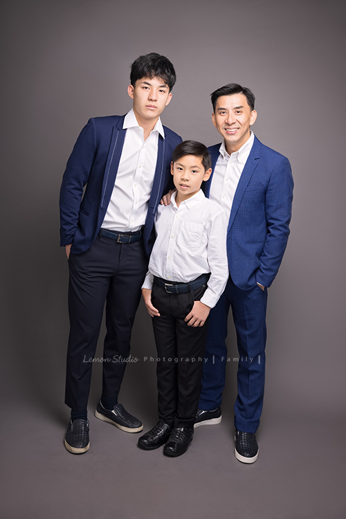 芝琳媽麻一家第四次來拍家庭攝影,這張是家裡的三個男人的合照!