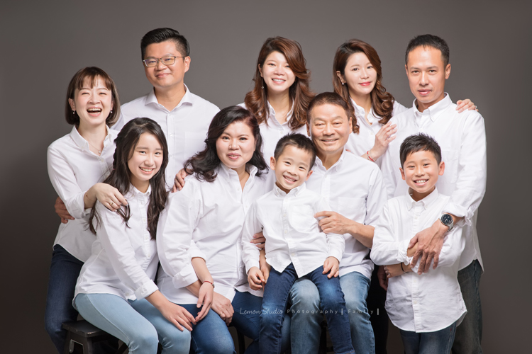 宜婷媽麻和兄弟姐妹長大後各自獨立，這天帶著爸爸媽媽及孩子們一起來拍照！這張是三代全家福大合照！好美的一張全家福！