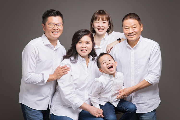宜婷媽麻和兄弟姐妹長大後各自獨立，這天帶著爸爸媽媽及孩子們一起來拍照！這張是爸爸媽媽和弟弟一家超級可愛溫暖的合照！