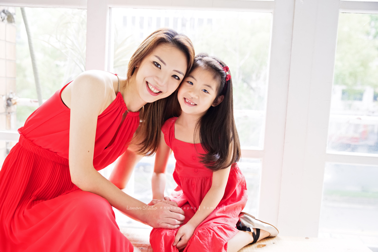 芝琳媽麻一家第四次來拍家庭攝影,這張是媽麻和女兒的美麗合照!