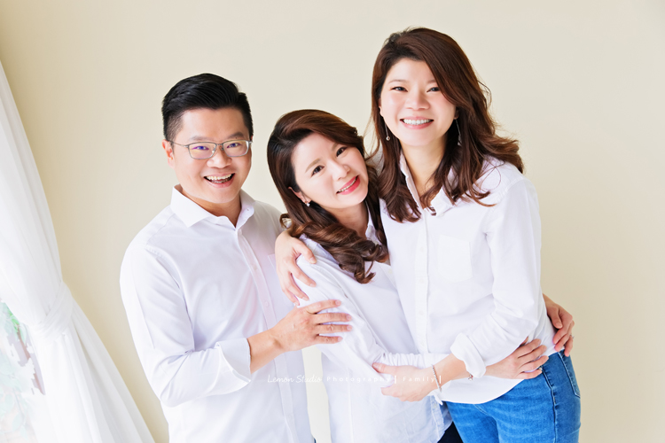 宜婷媽麻和兄弟姐妹長大後各自獨立，這天帶著爸爸媽媽及孩子們一起來拍照！這張是三個兄弟姐妹的合照！感情很好的三人啊！