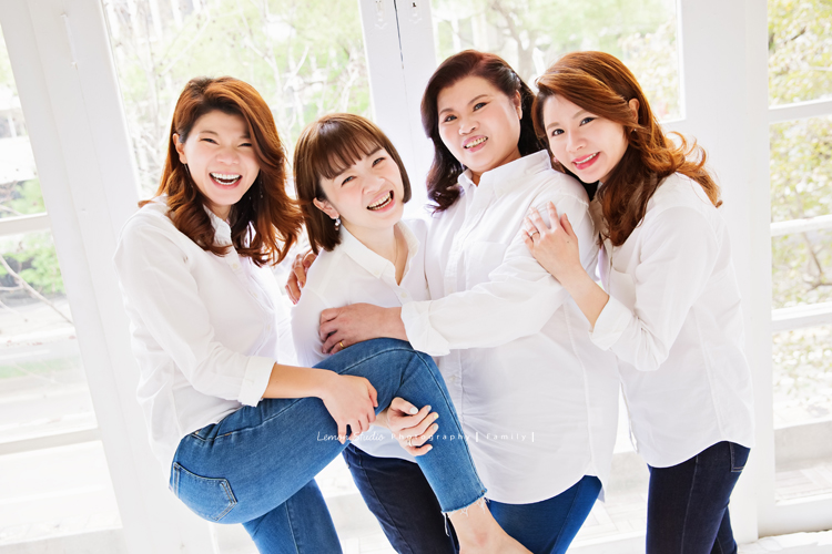 宜婷媽麻和兄弟姐妹長大後各自獨立，這天帶著爸爸媽媽及孩子們一起來拍照！這張是家裡的女人們可愛俏皮的合照！