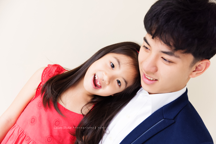 芝琳媽麻一家第四次來拍家庭攝影,這張是小妹跟大哥撒嬌的互動!