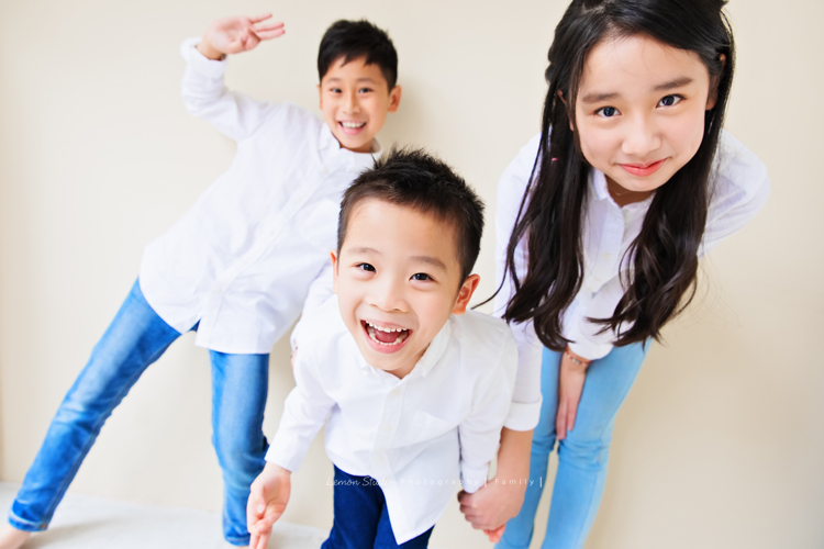 宜婷媽麻和兄弟姐妹長大後各自獨立，這天帶著爸爸媽媽及孩子們一起來拍照！這張是三個可愛的孫子的俏皮合照！