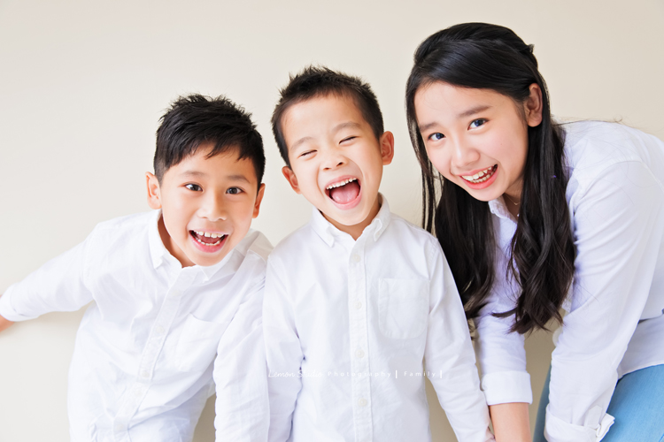 宜婷媽麻和兄弟姐妹長大後各自獨立，這天帶著爸爸媽媽及孩子們一起來拍照！這張是三個孫子可愛的合照！大家都笑得好燦爛啊！