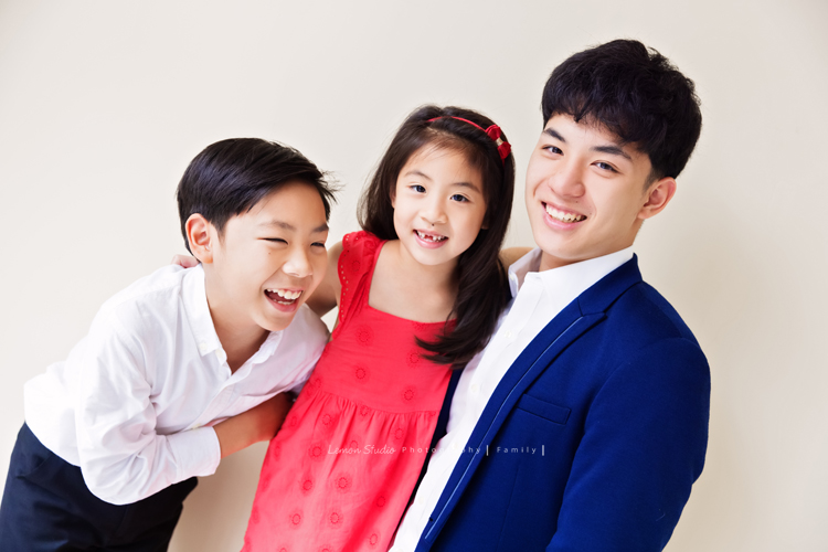 芝琳媽麻一家第四次來拍家庭攝影,這張是三個孩子可愛的合照!