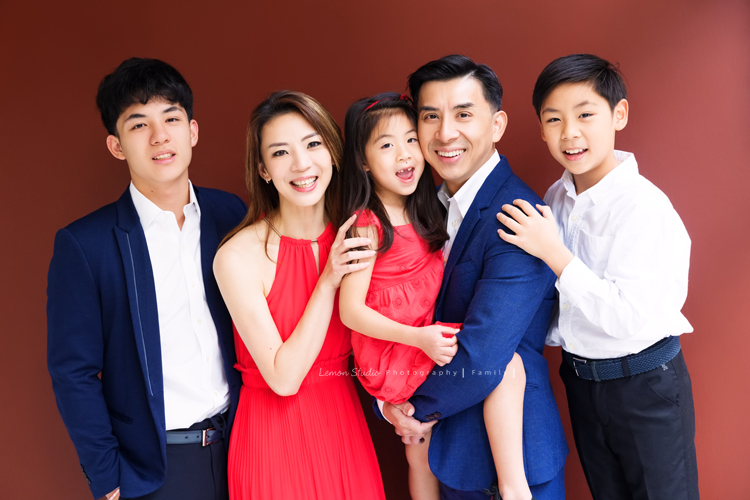 芝琳媽麻一家第四次來拍家庭攝影,這張是一家五口的全家福!