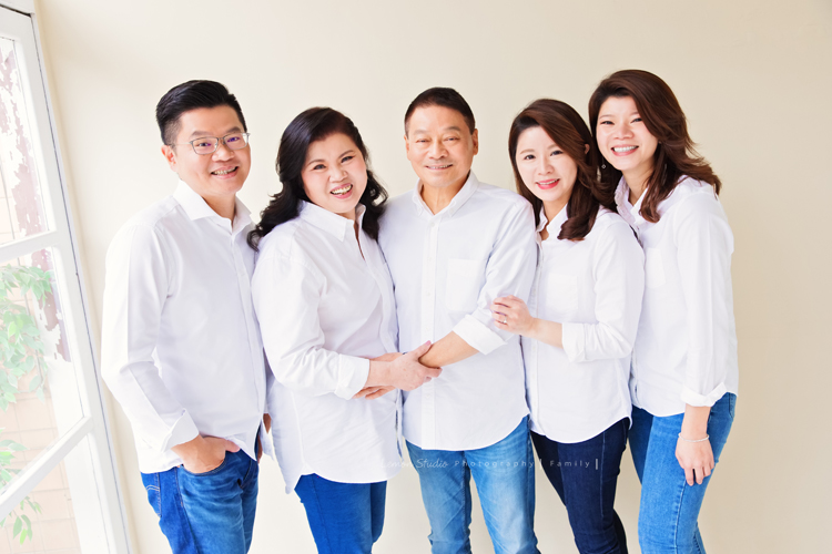 宜婷媽麻和兄弟姐妹長大後各自獨立，這天帶著爸爸媽媽及孩子們一起來拍照！這張是爸爸媽媽和三個兄弟姐妹的全家福合照！