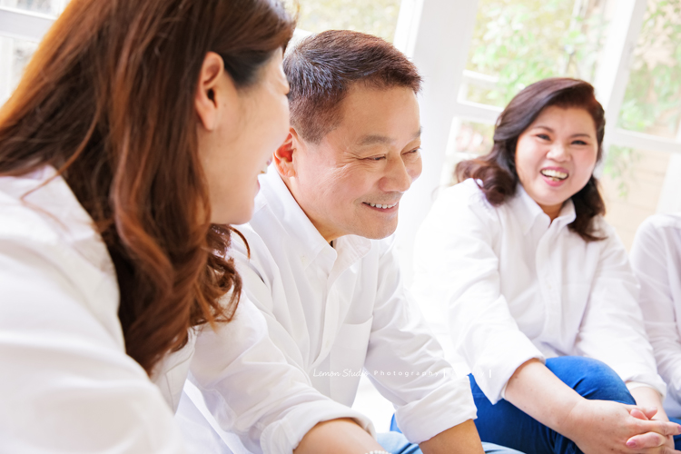 宜婷媽麻和兄弟姐妹長大後各自獨立，這天帶著爸爸媽媽及孩子們一起來拍照！這張是一家人輕鬆互動的美好畫面！