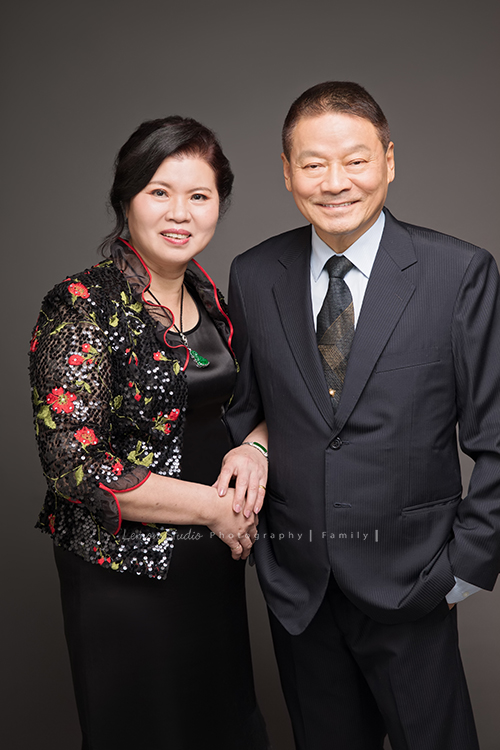 宜婷媽麻和兄弟姐妹長大後各自獨立，這天帶著爸爸媽媽及孩子們一起來拍照！這張是爸爸媽媽美麗的合照！爸爸好帥、媽媽好美啊！