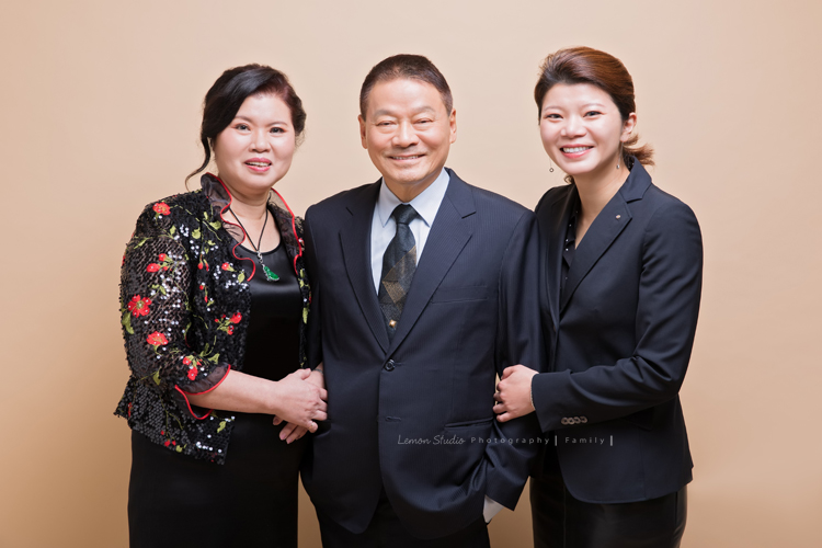 宜婷媽麻和兄弟姐妹長大後各自獨立，這天帶著爸爸媽媽及孩子們一起來拍照！這張是爸爸媽媽和姊姊的合照！