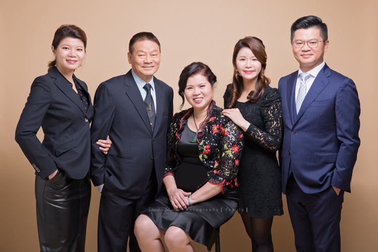 宜婷媽麻和兄弟姐妹長大後各自獨立，這天帶著爸爸媽媽及孩子們一起來拍照！這張是爸爸媽媽和三個兄弟姐妹的全家福合照！