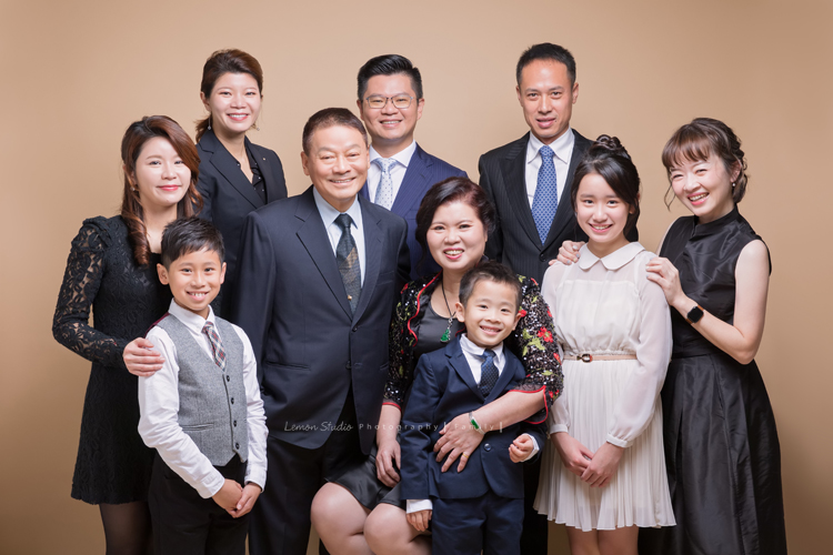 宜婷媽麻和兄弟姐妹長大後各自獨立，這天帶著爸爸媽媽及孩子們一起來拍照！這張是爸爸媽媽、和孩子們的家庭、及孫子們的全家福！