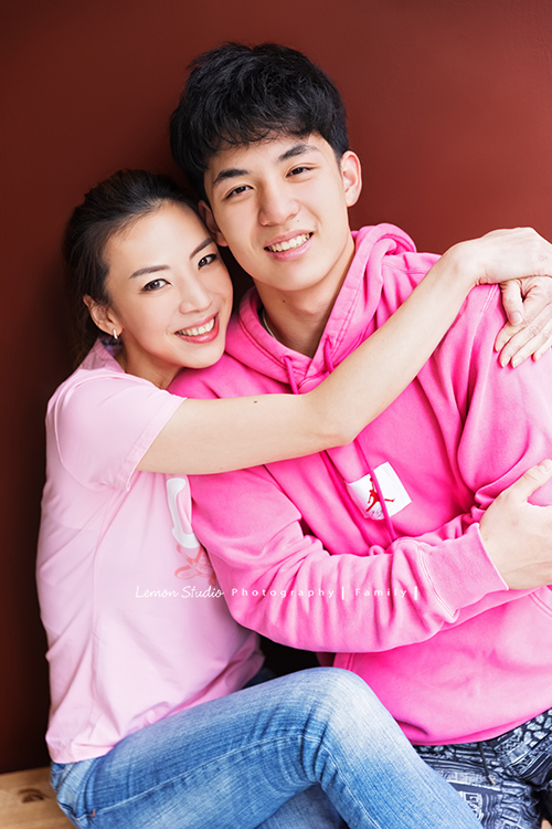 芝琳媽麻一家第四次來拍家庭攝影,這張是媽麻和大哥的合照!