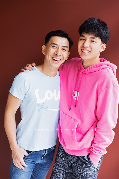芝琳媽麻一家第四次來拍家庭攝影,這張是爸拔和大哥的合照,兩人都笑得好開心啊!