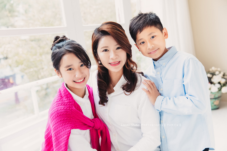 宜婷媽麻和兄弟姐妹長大後各自獨立，這天帶著爸爸媽媽及孩子們一起來拍照！這張是美麗的宜婷媽媽和孩子們的合照！