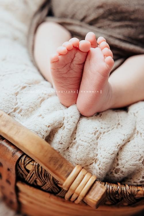 Ida媽麻的二寶男寶寶的新生兒寫真照，繼上次姊姊寶寶時來拍照後，弟弟來報到了！黎爸拍的新生兒寶寶照，每張都像藝術品啊！這張是寶寶的小腳丫！