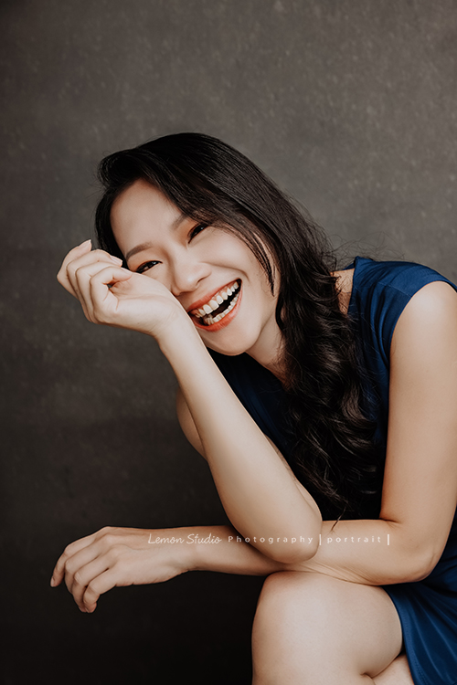 無糖律師來拍形象照，舉手投足之間都有屬於她的美麗！這張是無糖律師坐著笑得很燦爛的相片！