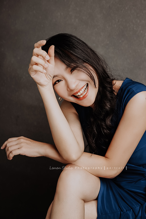 無糖律師來拍形象照，舉手投足之間都有屬於她的美麗！這張是無糖律師坐著笑得很燦爛看著鏡頭的相片！