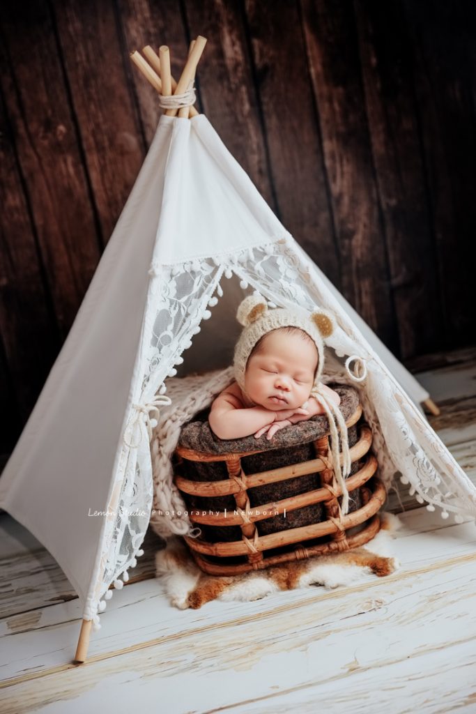 Ida媽麻的二寶男寶寶的新生兒寫真照，繼上次姊姊寶寶時來拍照後，弟弟來報到了！黎爸拍的新生兒寶寶照，每張都像藝術品啊！這張是寶寶在帳篷裡睡著很舒服的樣子！