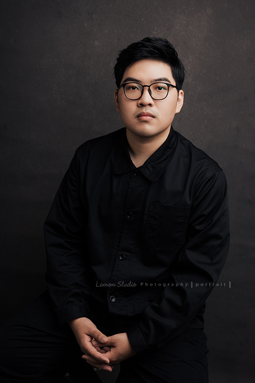 毛軒揚建築師事務所的團隊來拍形象照，除了職人的形象照外，也拍了團隊的形象照，事務所得每個人都好有氣質啊！這張是繼元酷酷的個人形象照！