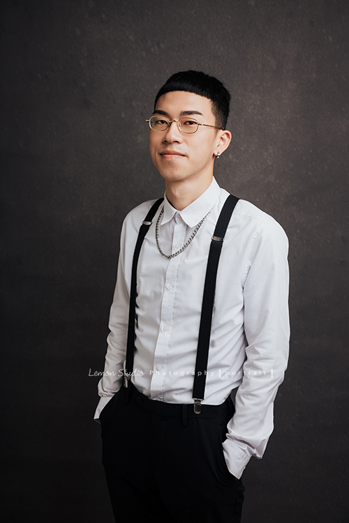 毛軒揚建築師事務所的團隊來拍形象照，除了職人的形象照外，也拍了團隊的形象照，事務所得每個人都好有氣質啊！這張是孟晉雙手放口袋的個人形象照！