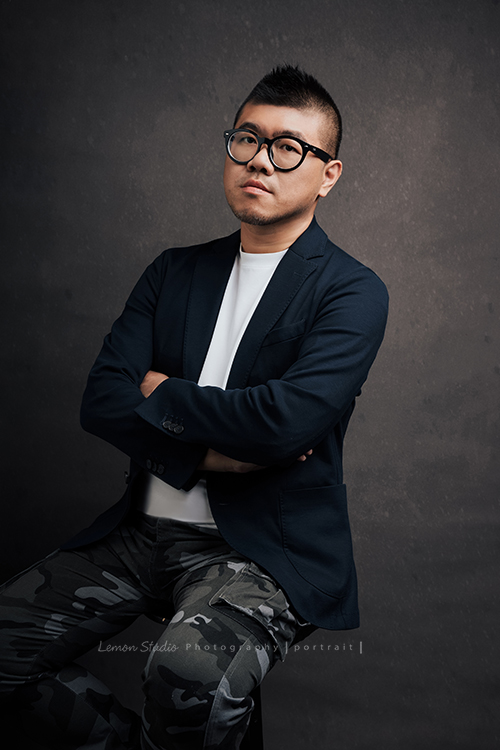 毛軒揚建築師事務所的團隊來拍形象照，除了職人的形象照外，也拍了團隊的形象照，事務所得每個人都好有氣質啊！這張是毛軒揚建築師雙手抱胸的個人形象照！