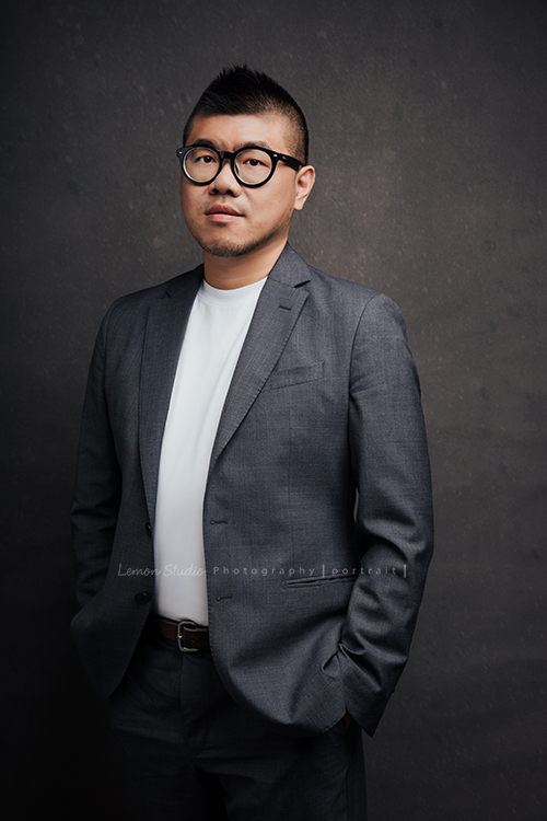 毛軒揚建築師事務所的團隊來拍形象照，除了職人的形象照外，也拍了團隊的形象照，事務所得每個人都好有氣質啊！這張是毛軒揚建築師的個人形象照！