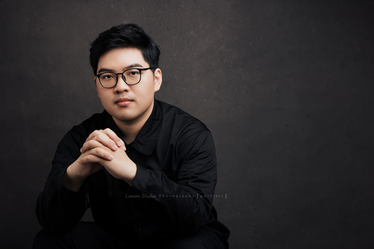 毛軒揚建築師事務所的團隊來拍形象照，除了職人的形象照外，也拍了團隊的形象照，事務所得每個人都好有氣質啊！這張是繼元帶著自信看著鏡頭的個人形象照！