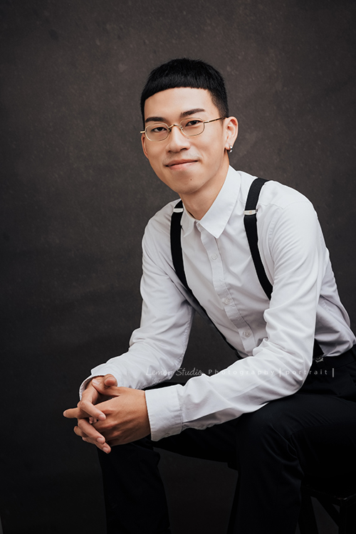 毛軒揚建築師事務所的團隊來拍形象照，除了職人的形象照外，也拍了團隊的形象照，事務所得每個人都好有氣質啊！這張是孟晉坐著的個人形象照！帶著耳環的孟晉很上相啊！